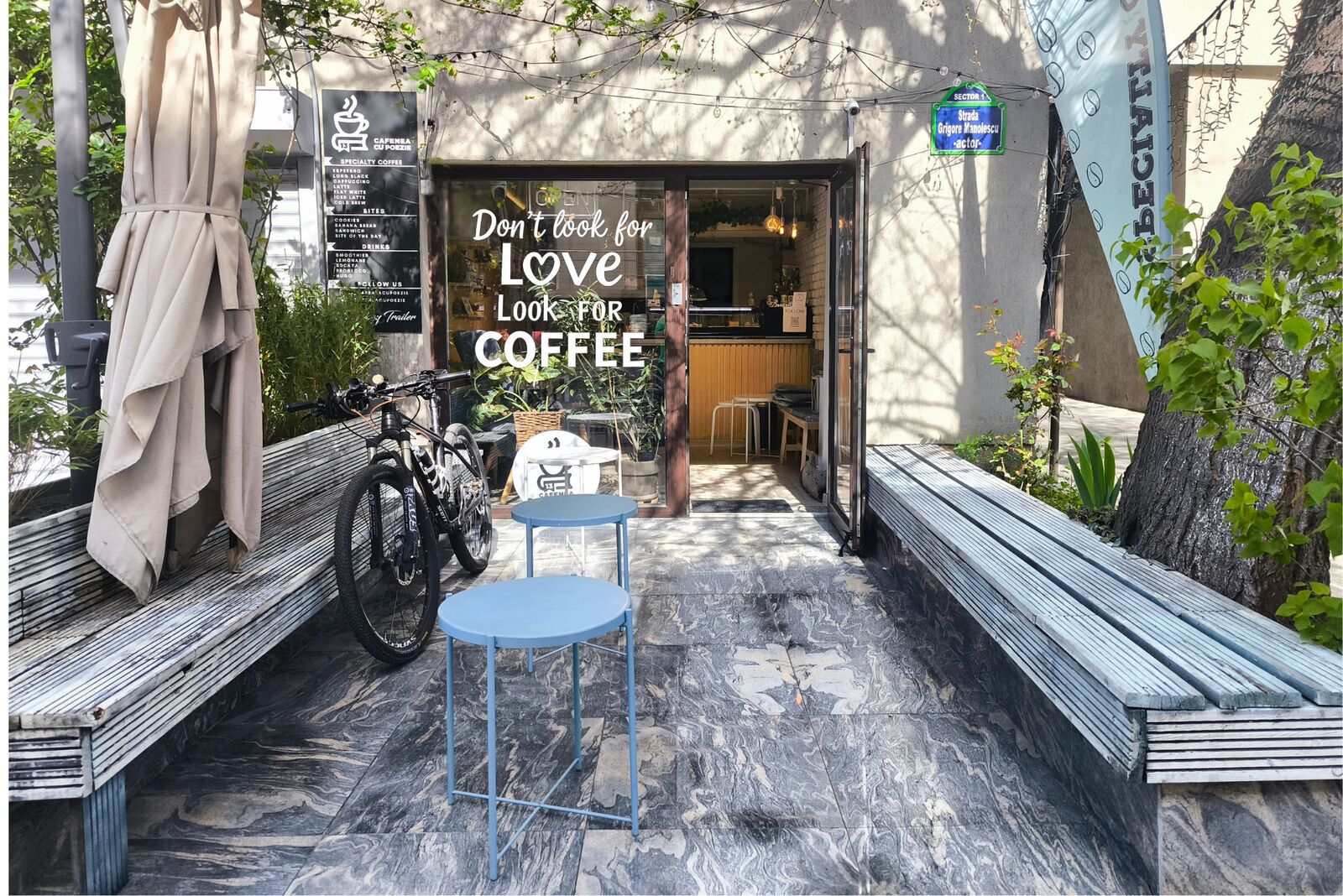 Intrarea cafenelei ziua: «Don't look for love, look for coffee»